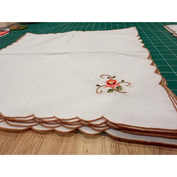 Vintage Scalloped Embroidered Napkins Set of 8 French Country Grandmillennial - Picture 2 of 12